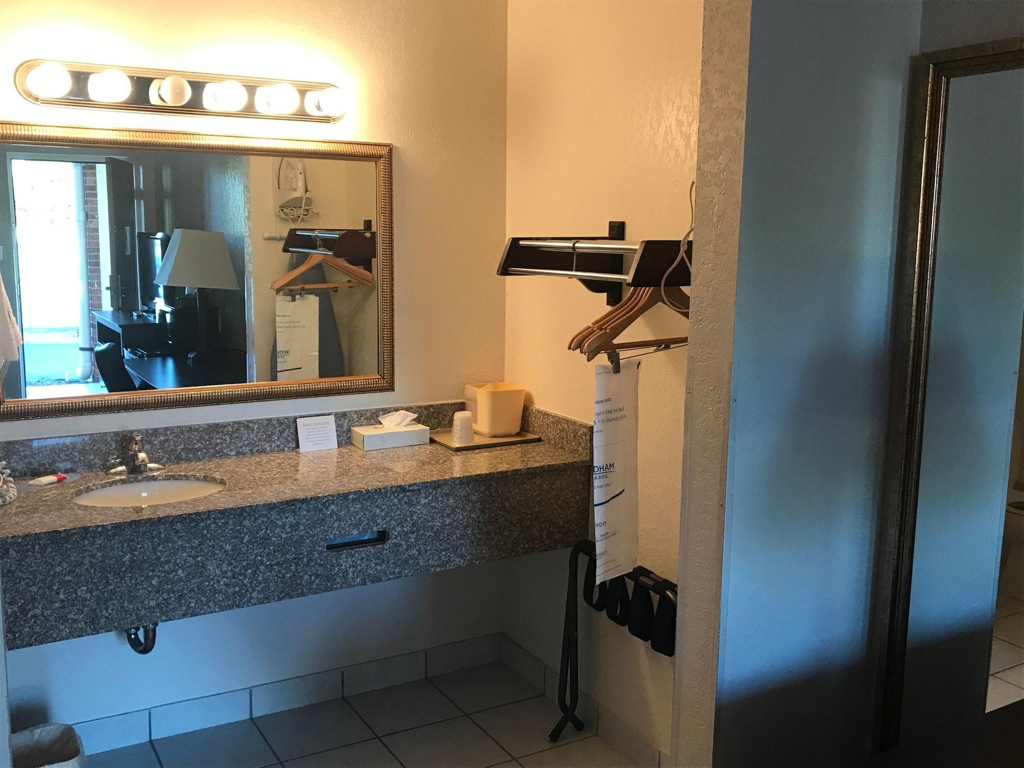 Days Inn By Wyndham קייב סיטי מראה חיצוני תמונה