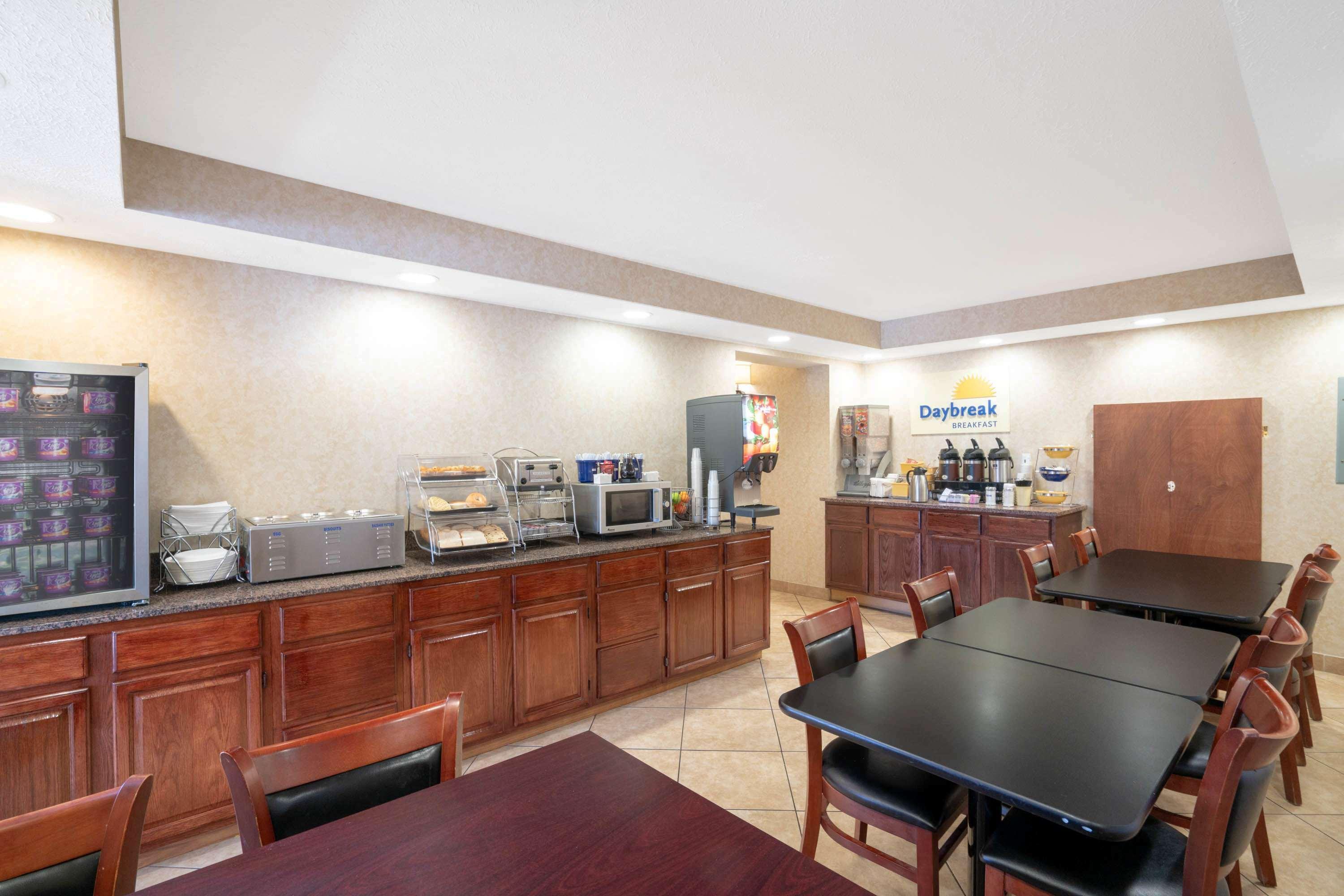 Days Inn By Wyndham קייב סיטי מראה חיצוני תמונה