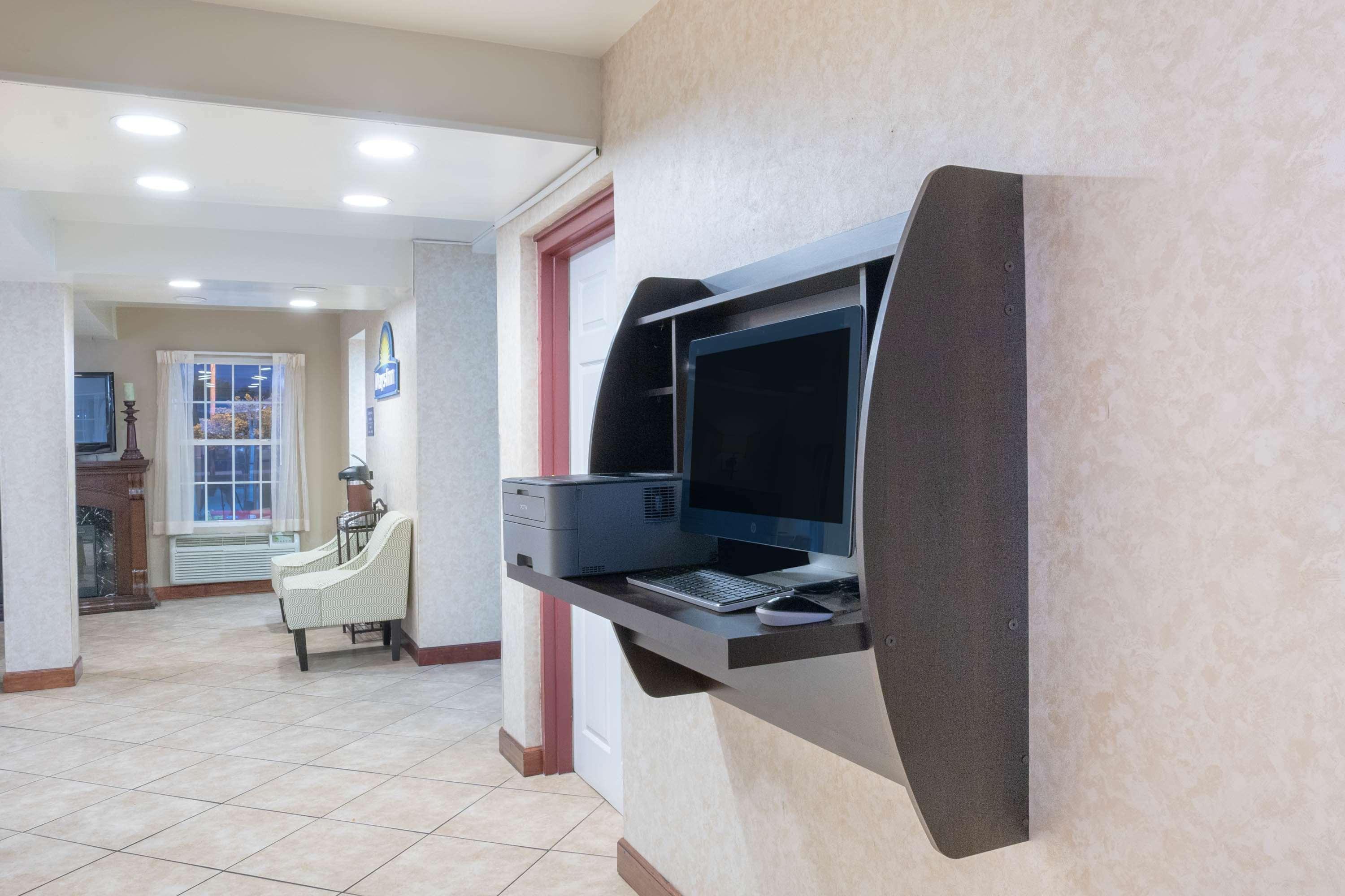 Days Inn By Wyndham קייב סיטי מראה חיצוני תמונה