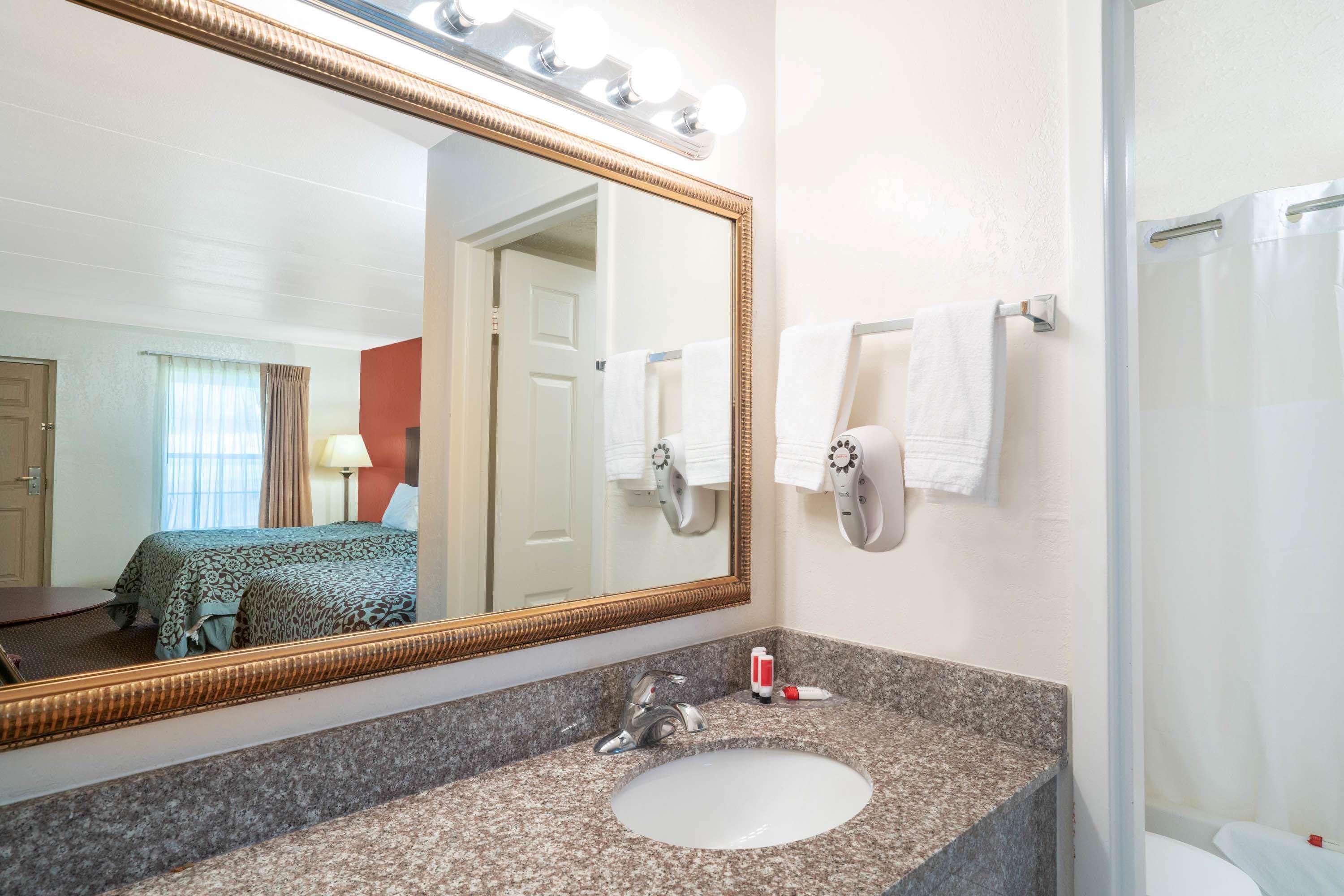 Days Inn By Wyndham קייב סיטי מראה חיצוני תמונה