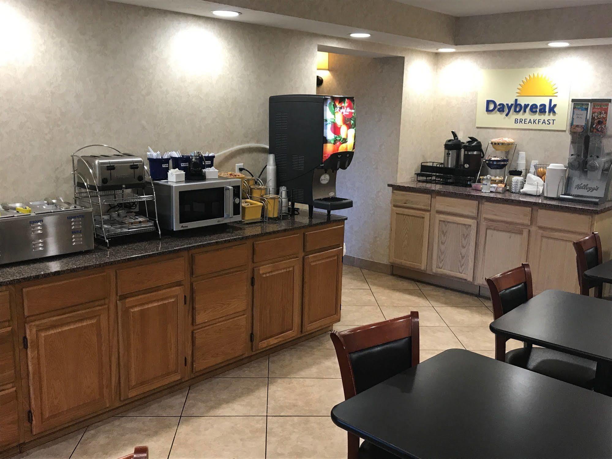 Days Inn By Wyndham קייב סיטי מראה חיצוני תמונה